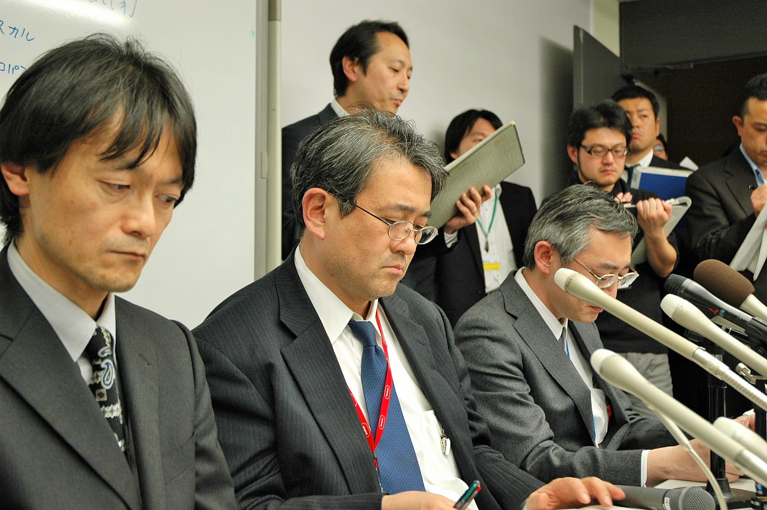 写真・図版 : 東京電力本店での記者会見＝２０１１年３月１５日午前１時１６分、東京・内幸町で